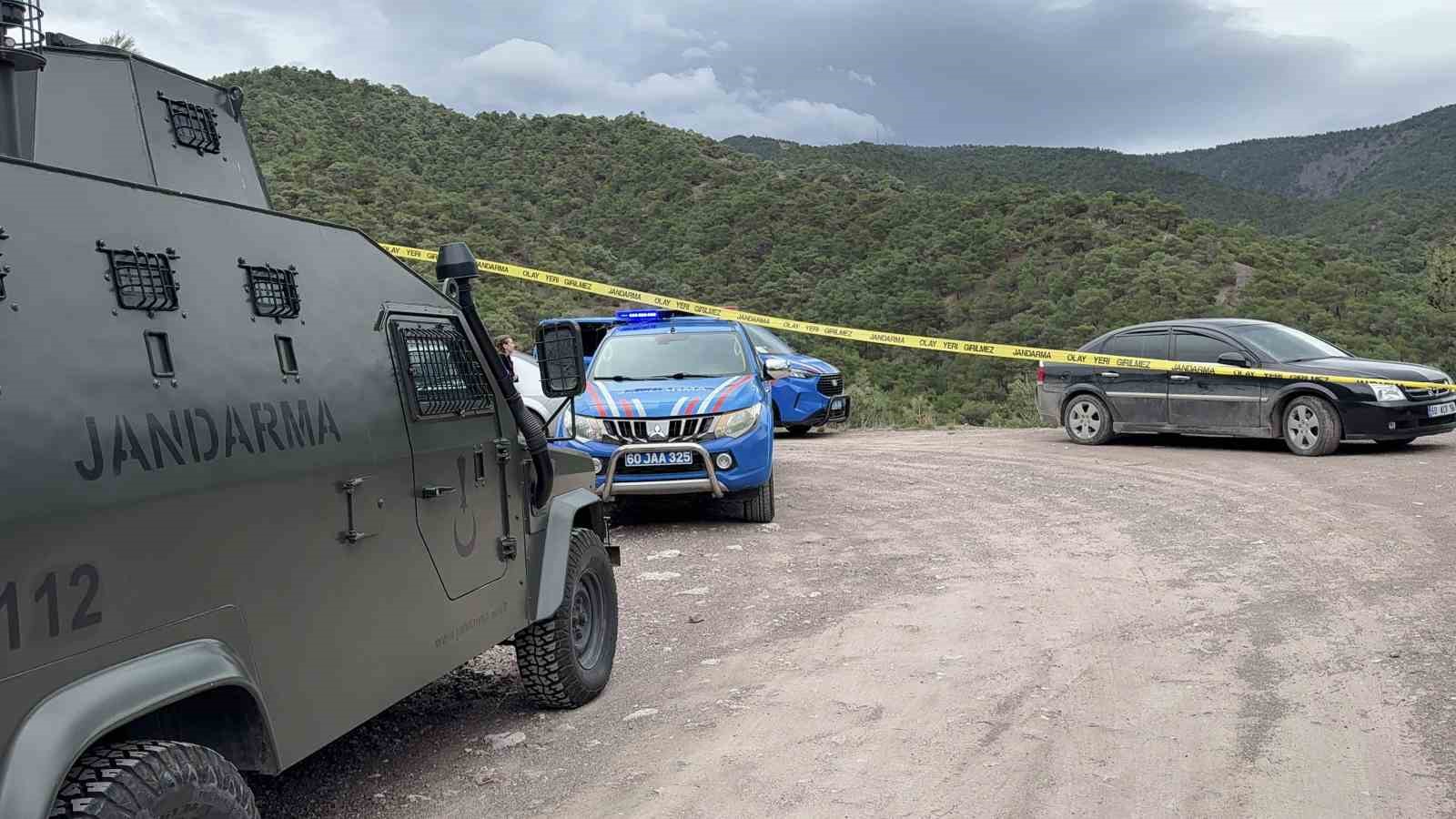 Tokat’ta kayıp olarak aranan kişinin 100 metrelik uçurumda cansız bedeni bulundu 6 tokatta kayip olarak aranan kisinin 100 metrelik ucurumda cansiz bedeni bulundu 2 lUPr2B6f