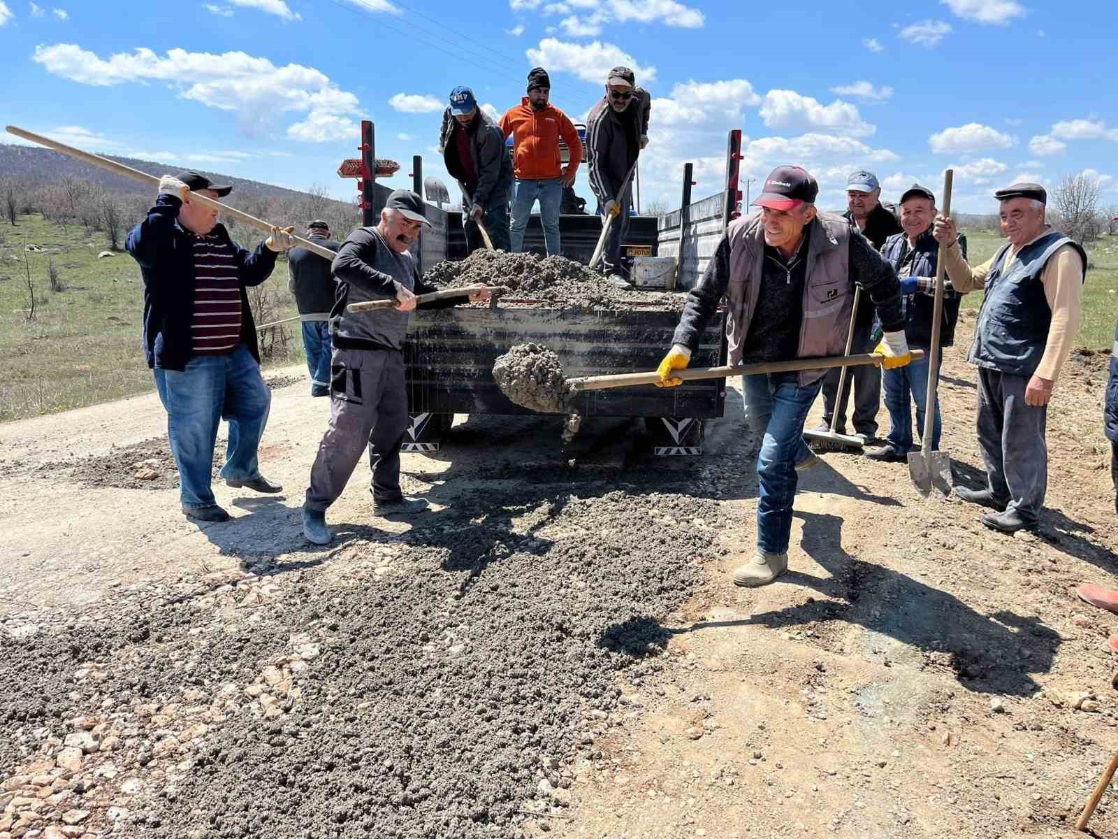tokatta koy halki el ele vererek 5 kilometrelik yolu yeniledi 1 iCG5gp63