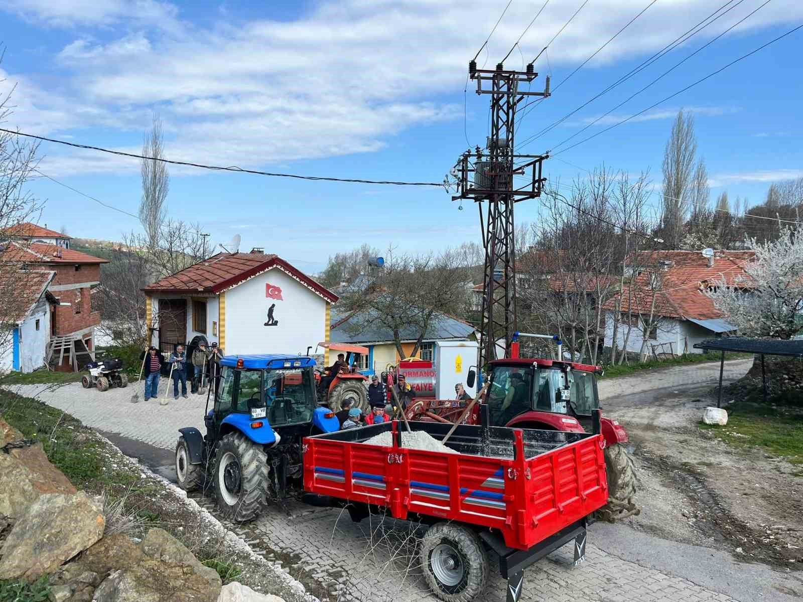 tokatta koy halki el ele vererek 5 kilometrelik yolu yeniledi 3 D9LKnXVk