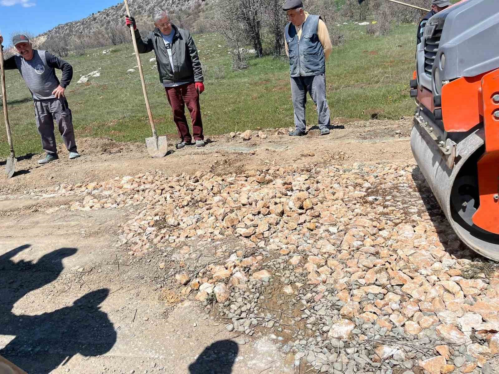 tokatta koy halki el ele vererek 5 kilometrelik yolu yeniledi 4 FRVElYY7