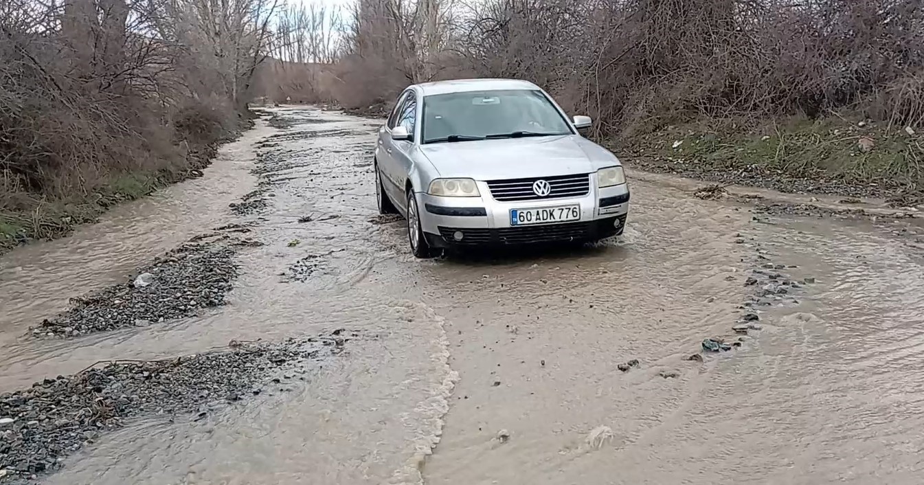 tokatta koy yollari eriyen karlar nedeniyle su altinda kaldi 0 S9mkdWvR