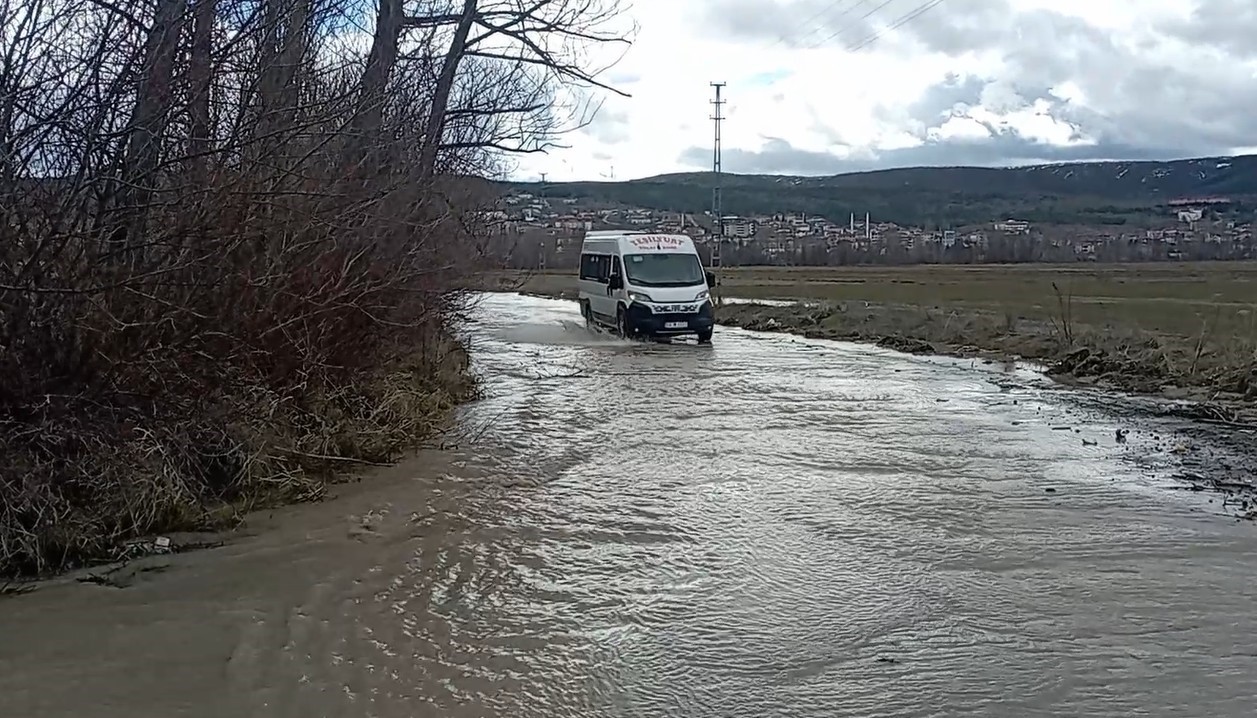 tokatta koy yollari eriyen karlar nedeniyle su altinda kaldi 2 U9XuhdEQ