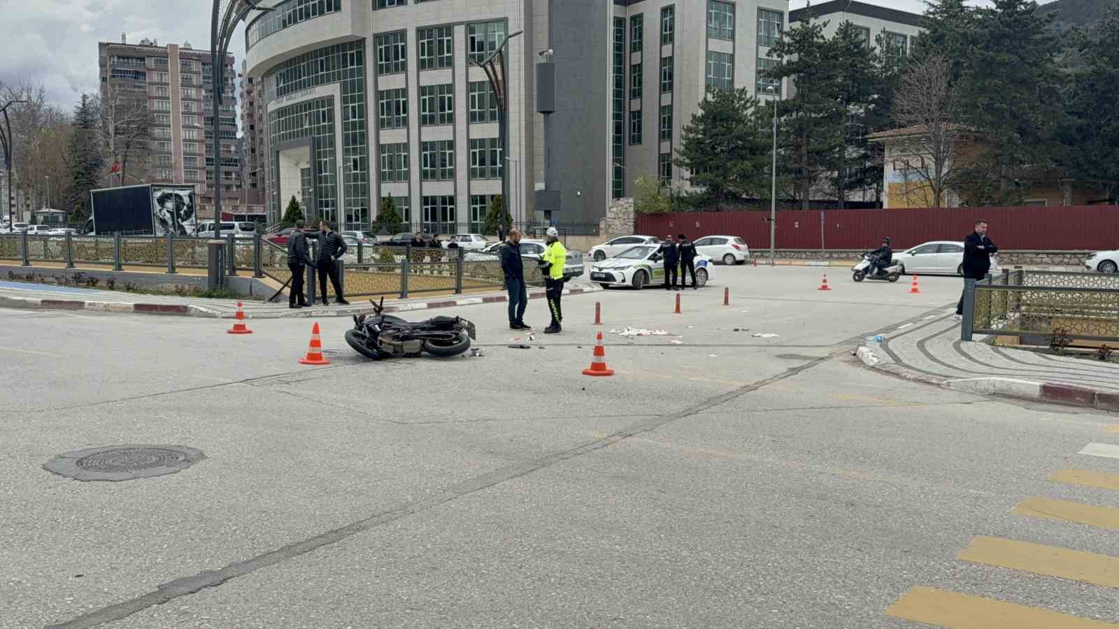 tokatta motosikletle otomobil carpisti 2 agir yarali 0