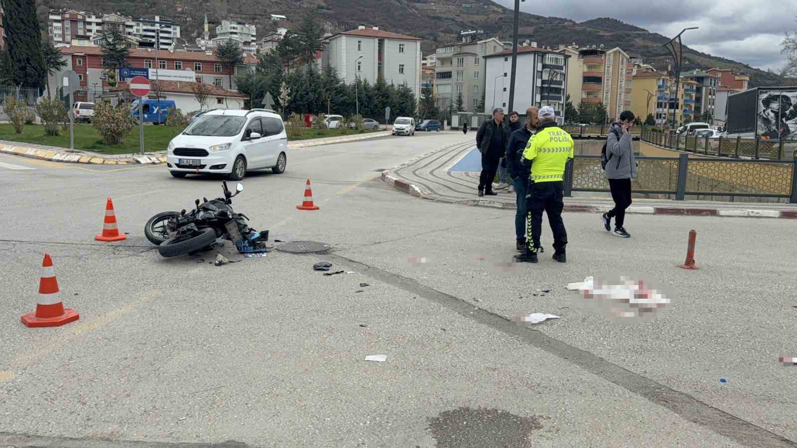 tokatta motosikletle otomobil carpisti 2 agir yarali 1