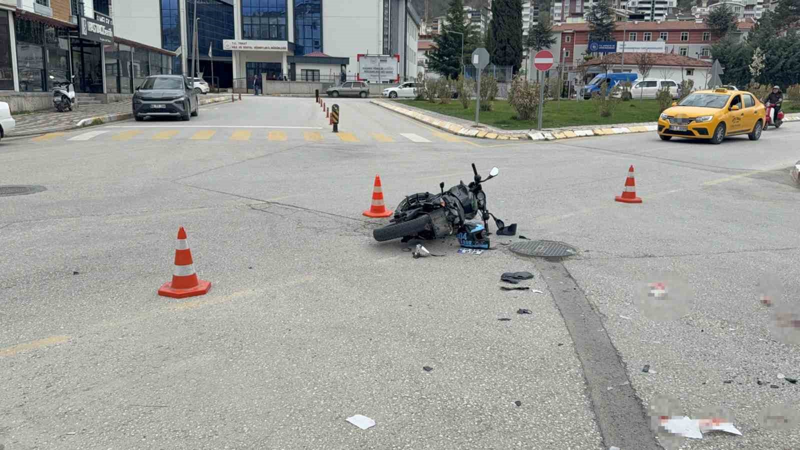 tokatta motosikletle otomobil carpisti 2 agir yarali 2 dbcwi3ET