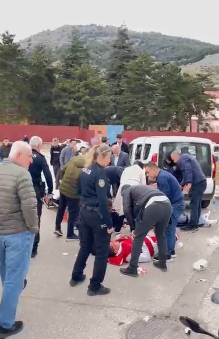 tokatta motosikletle otomobil carpisti 2 agir yarali 3 tNTPFBUa
