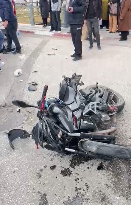 tokatta motosikletle otomobil carpisti 2 agir yarali 5 HpXTVayb