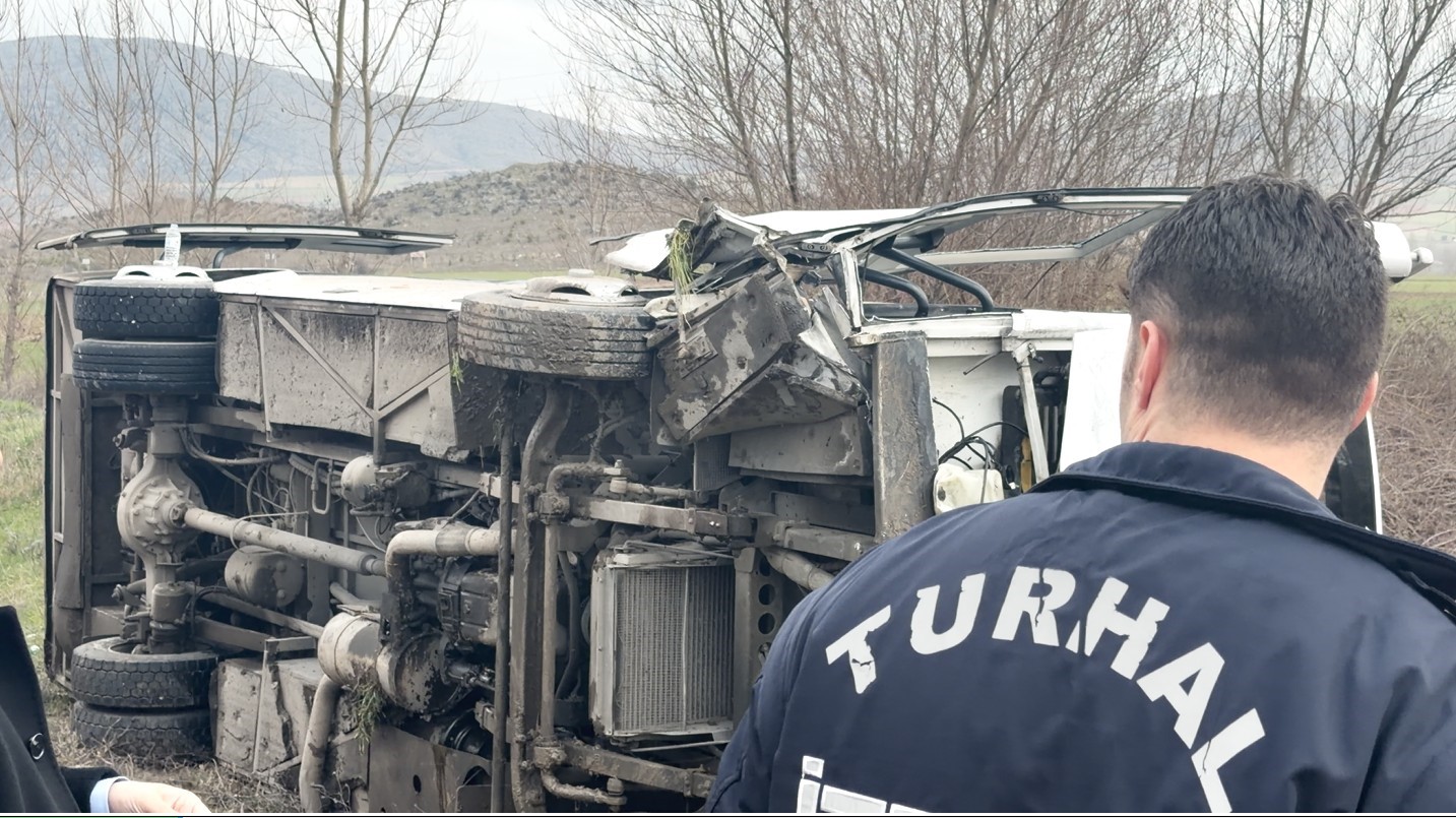 Tokat’ta öğrenci servisi otomobille çarpıştı: 6 öğrenci yaralandı 6 tokatta ogrenci servisi otomobille carpisti 6 ogrenci yaralandi 2 KYmLDs3G