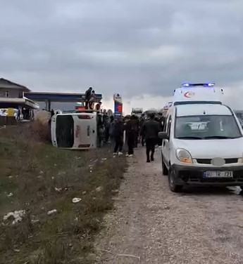 Tokat’ta öğrenci servisi otomobille çarpıştı: 6 öğrenci yaralandı 7 tokatta ogrenci servisi otomobille carpisti 6 ogrenci yaralandi 3 5sqDWmDX