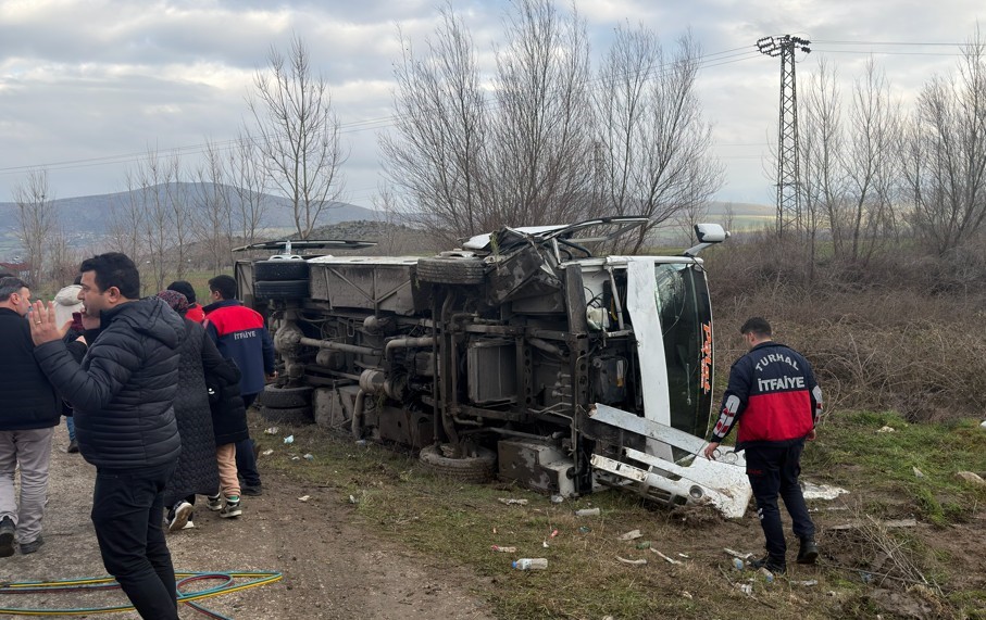 tokatta ogrenci servisinin devrilme ani kamerada 1 HX5akE3R