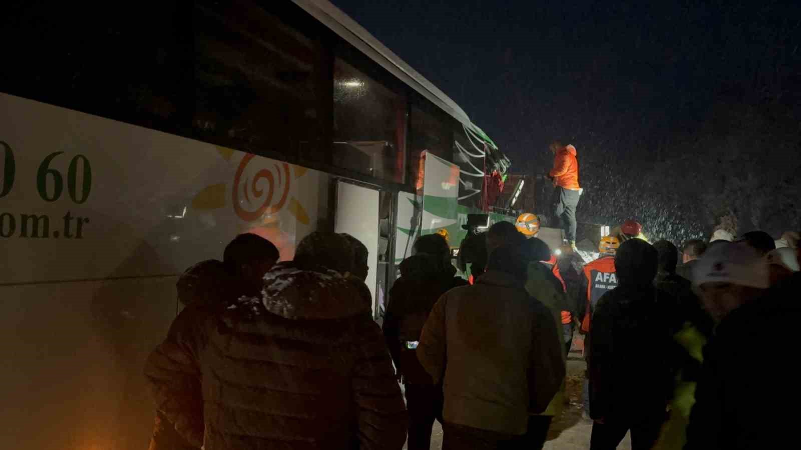 tokatta otobus ile tir kazasinda 1 kisi hayatini kaybetti 1 aPjWpYPX
