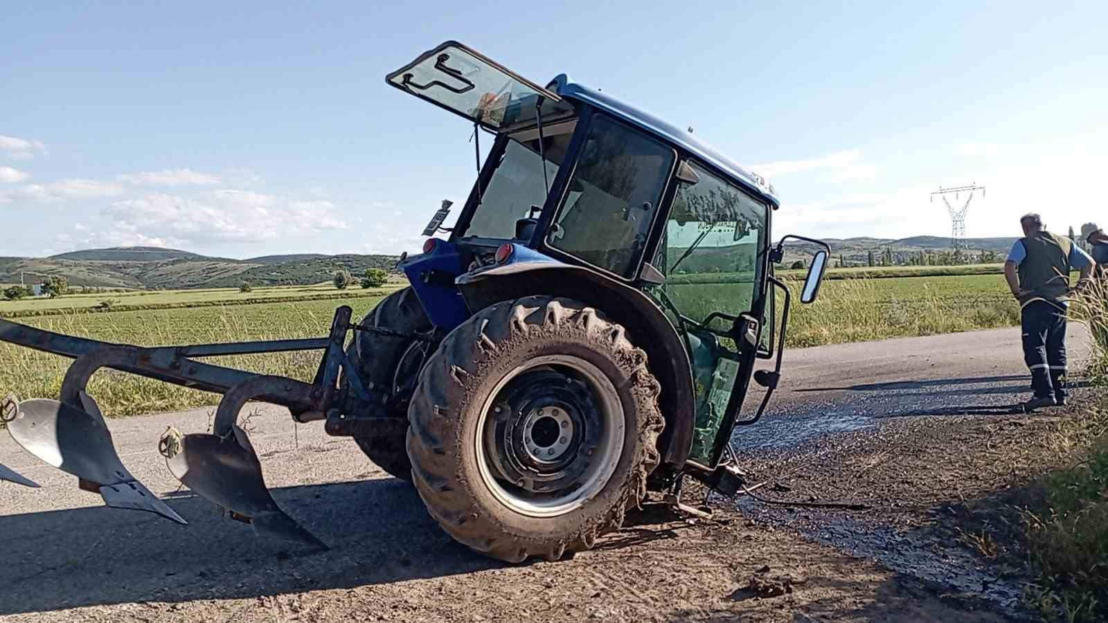 Tokat’ta otomobil ile çarpışan traktör ikiye bölündü: 2 yaralı 8 tokatta otomobil ile carpisan traktor ikiye bolundu 2 yarali 4 b2uEaD6G
