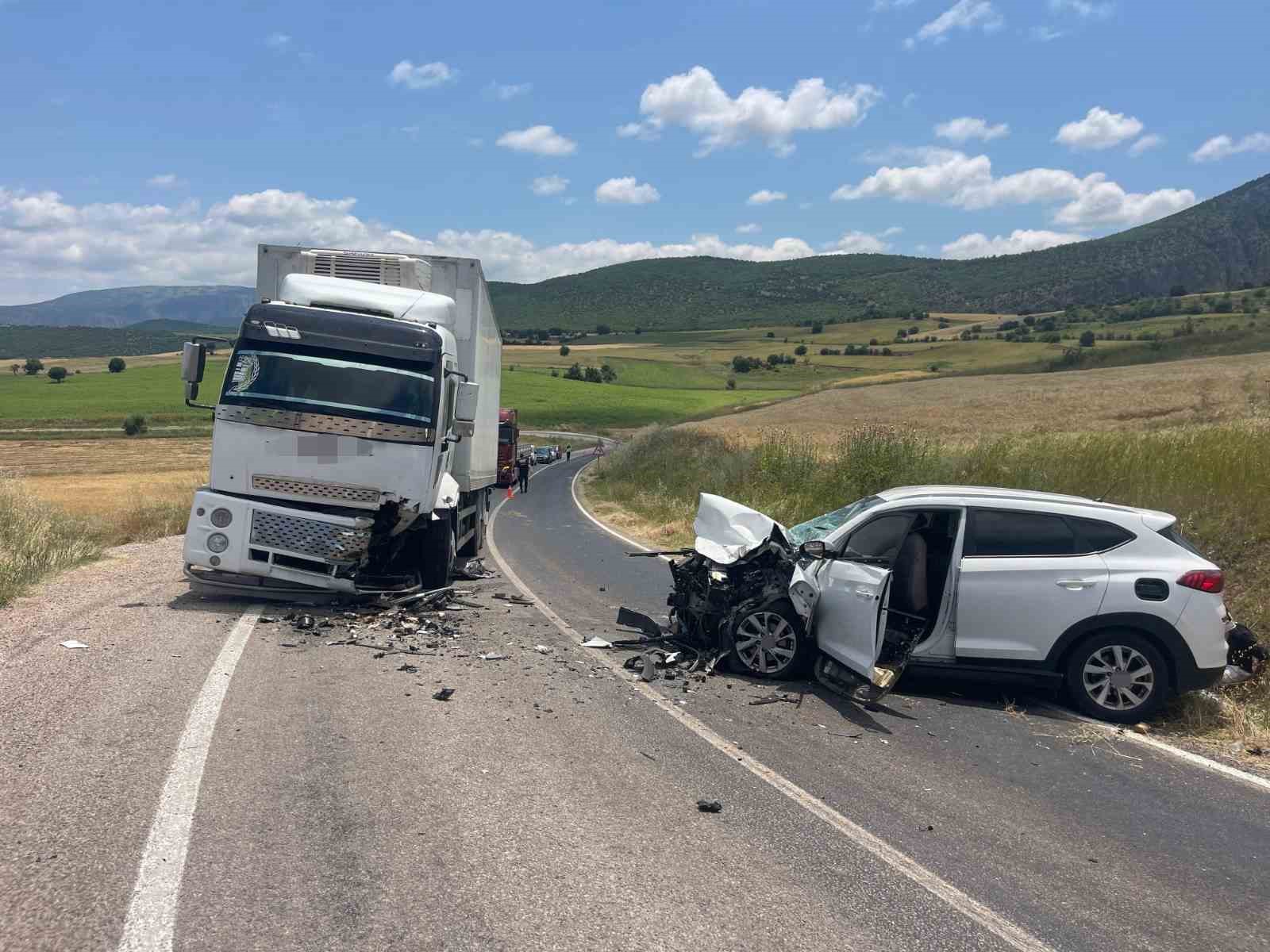 tokatta otomobil ile kamyon carpisti 4 yarali 0 NMcOXFAy