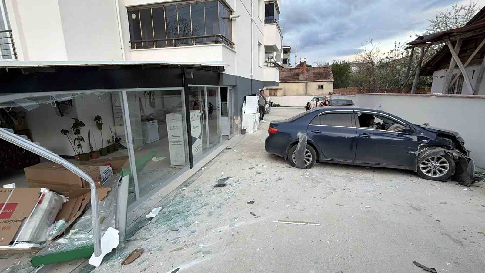 tokatta otomobil markete girdi 2 yarali 1 tBesdt2z