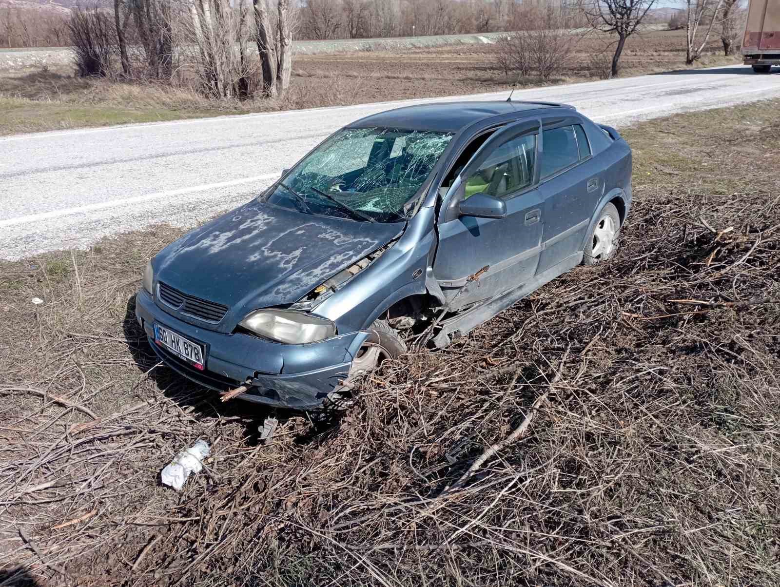 tokatta otomobiliyle tarlaya dusen surucu yaralandi 1 JsHQueGk