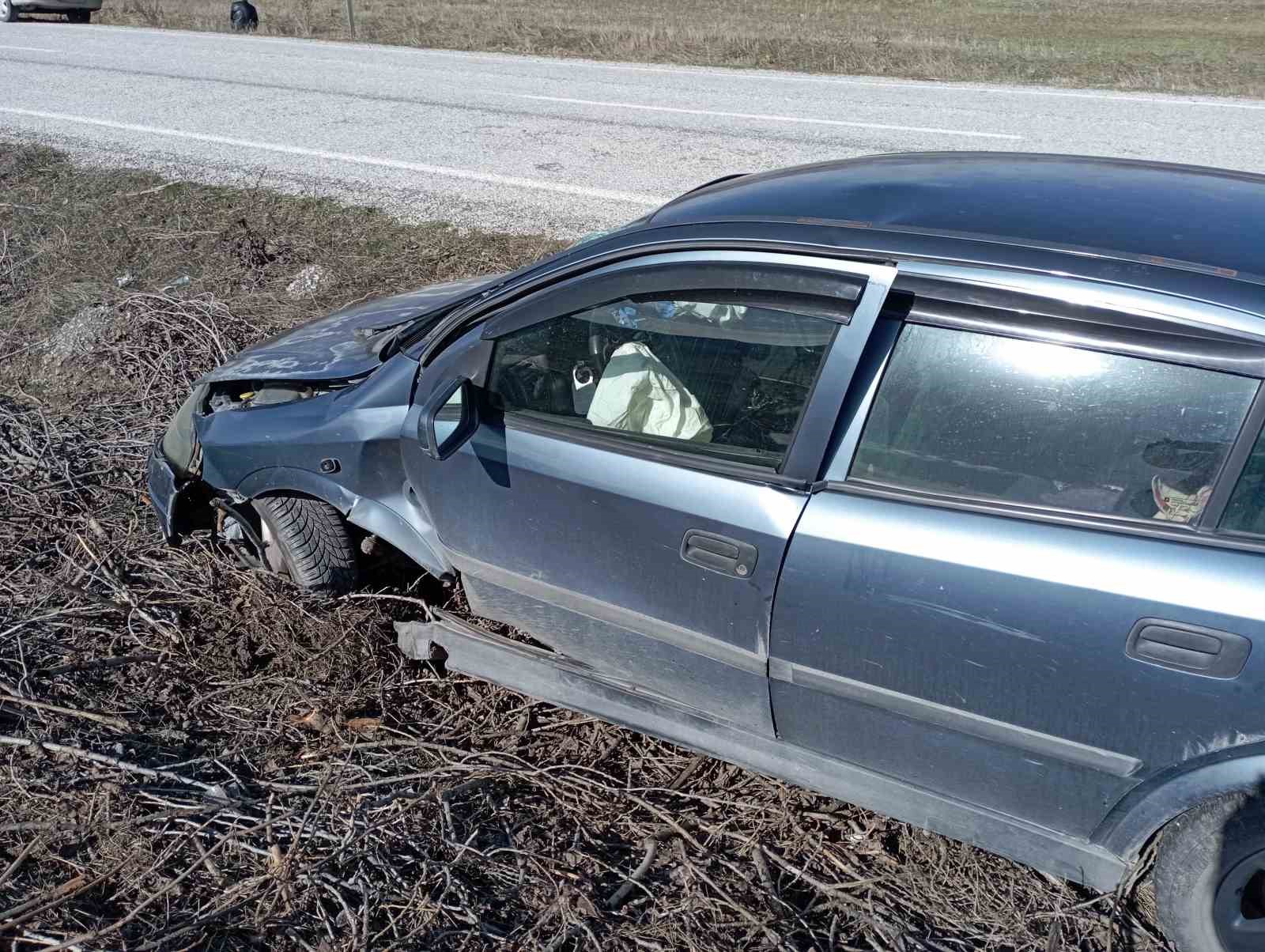 tokatta otomobiliyle tarlaya dusen surucu yaralandi 2 PUepYWks