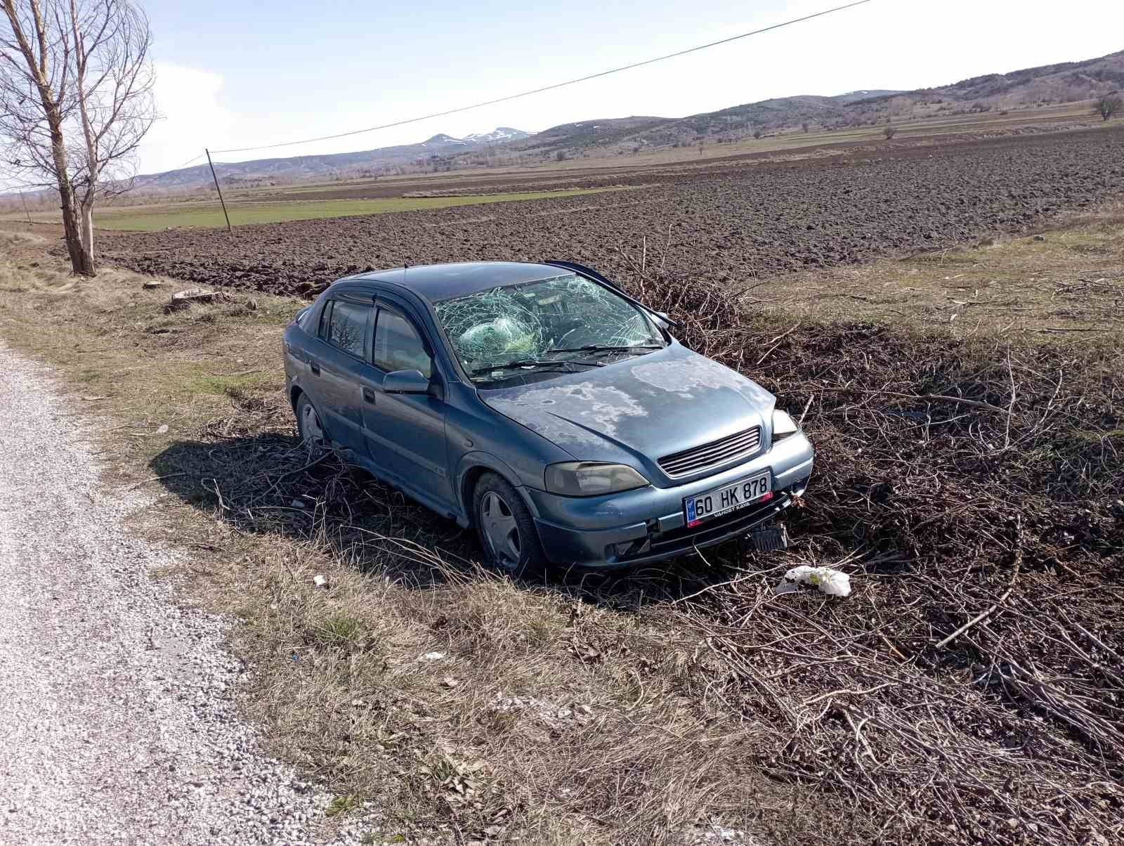 tokatta otomobiliyle tarlaya dusen surucu yaralandi 3 QcbFRgbO