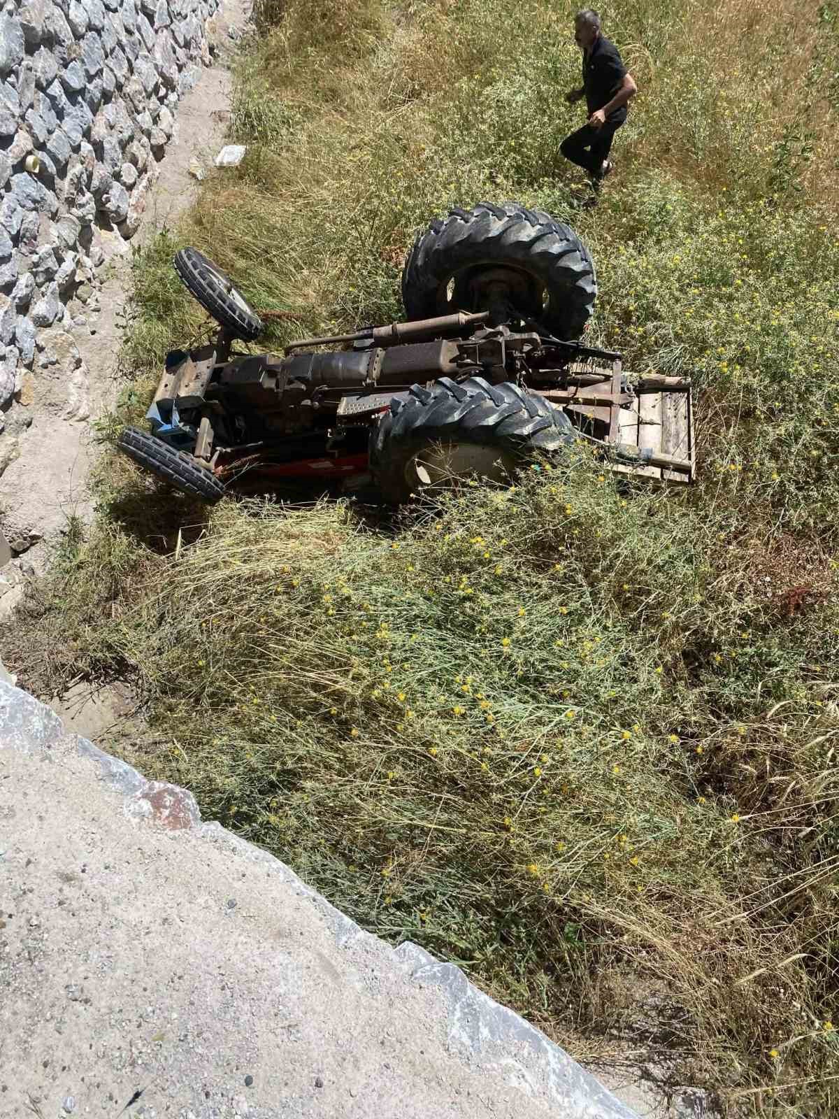 Tokat’ta otomobille çarpışan traktör şarampole devrildi: 1 ölü 4 tokatta otomobille carpisan traktor sarampole devrildi 1 olu 0 IqjLtT1a