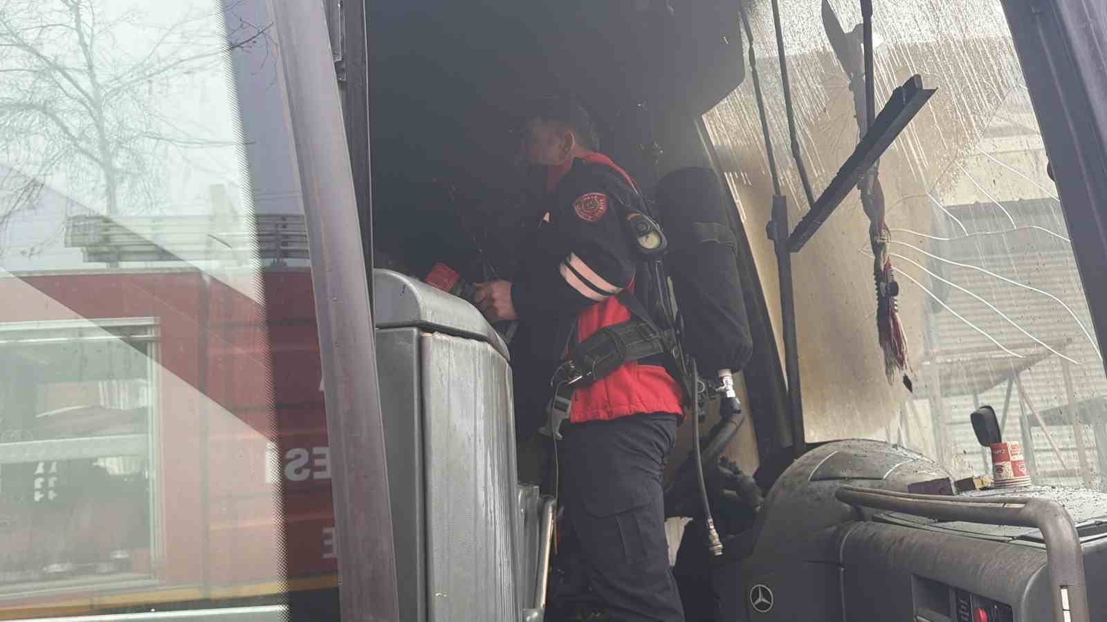 Tokat’ta park halindeki otobüs alev aldı 5 tokatta park halindeki otobus alev aldi 1 wkkUSBFt