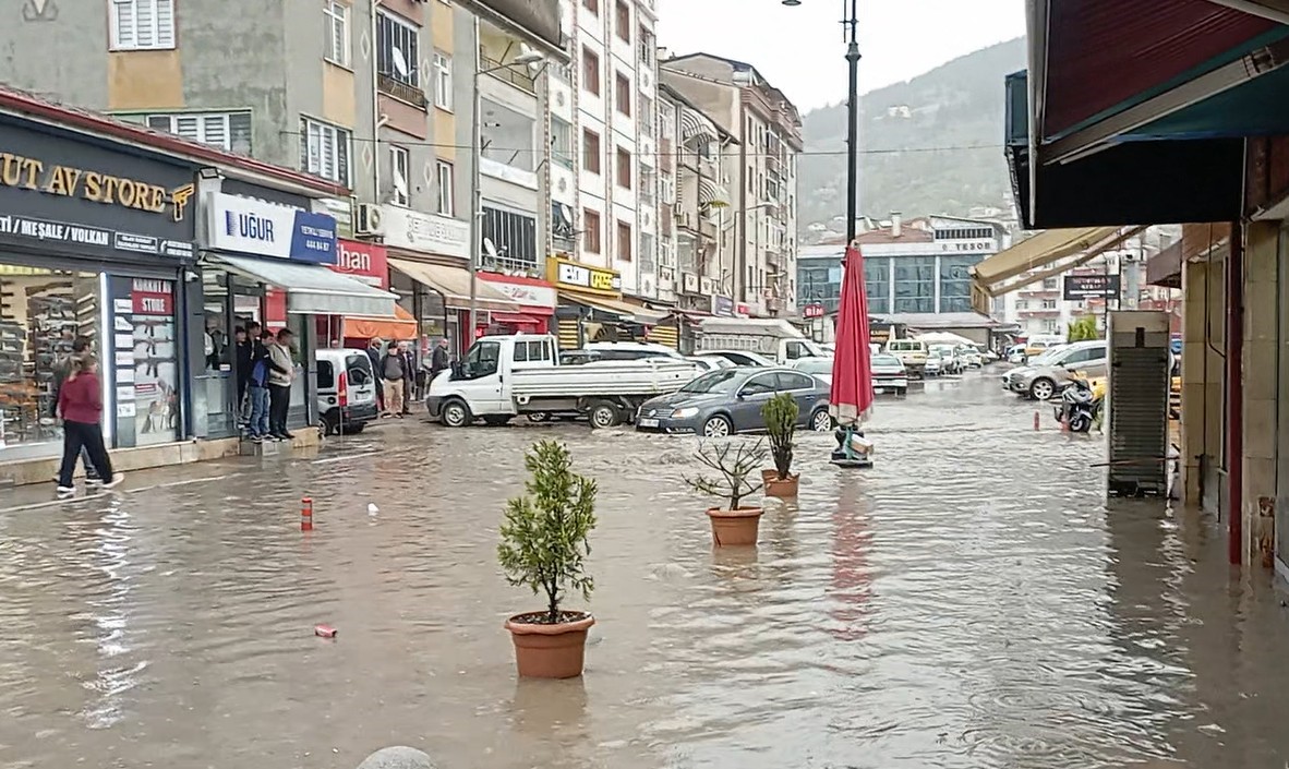 tokatta saganak yagis yollari gole cevirdi 2 J5CiQdTO