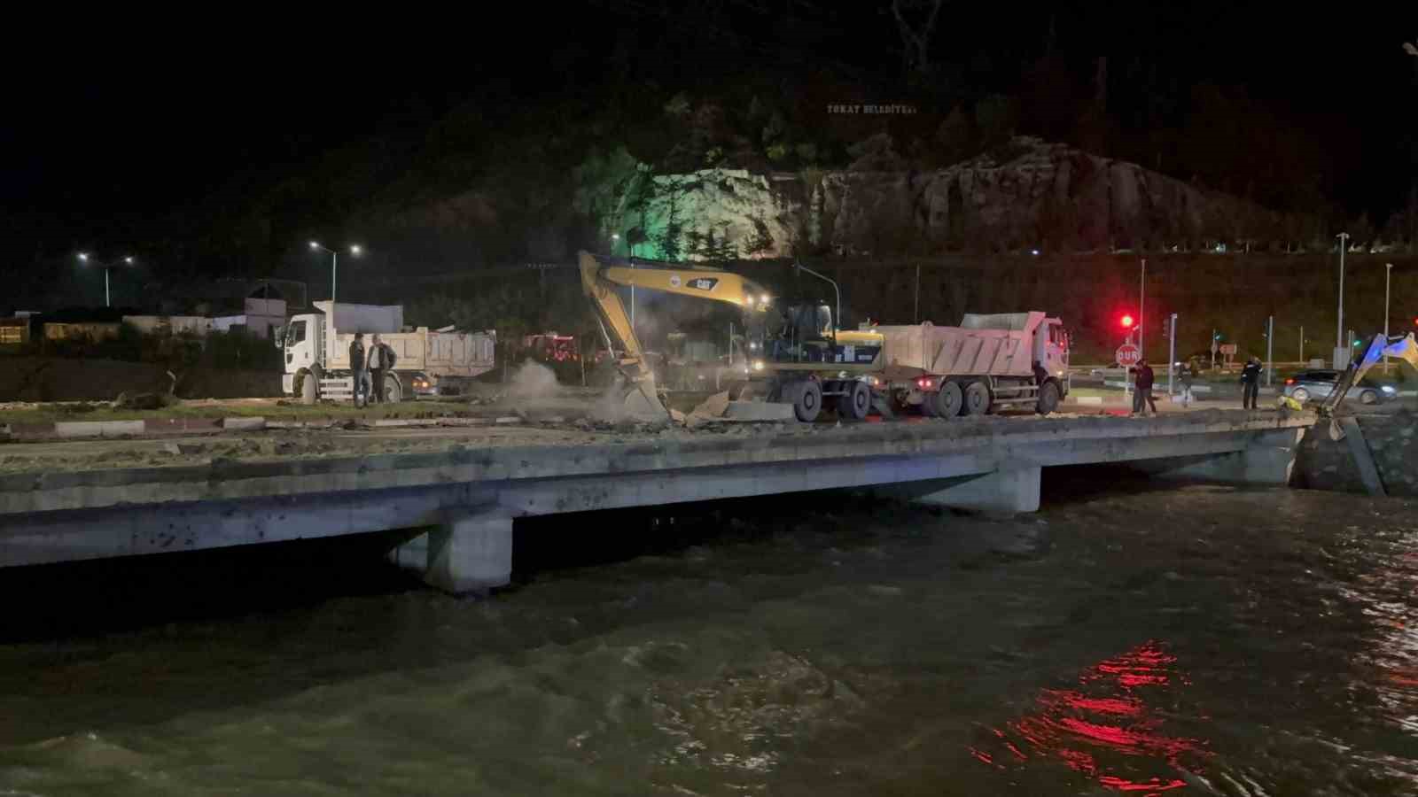 tokatta sel riski nedeniyle cedas koprusunun yikimina baslandi 2 baUzdip2