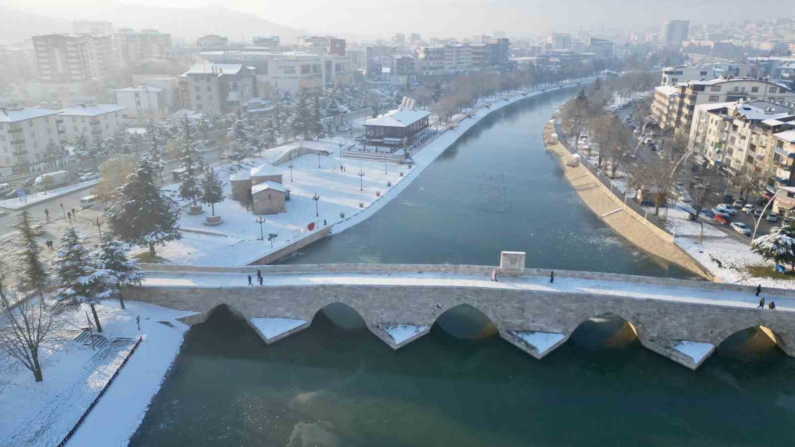 tokatta son yuzyilin en sert ocak ayi yasandi yesilirmakin yuzeyi dondu 4