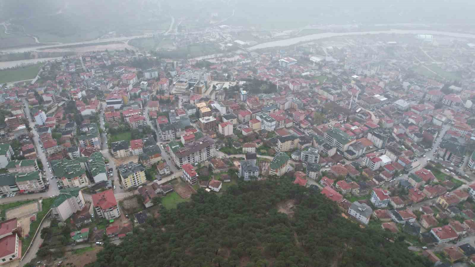 tokatta toprak kaymasi nedeniyle 13 dairenin tahliye edildigi bolge dron ile goruntulendi 0 s3ztVMIZ