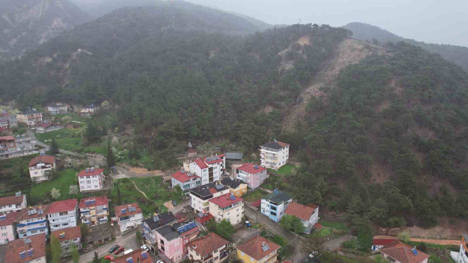 tokatta toprak kaymasi nedeniyle 13 dairenin tahliye edildigi bolge dron ile goruntulendi 3
