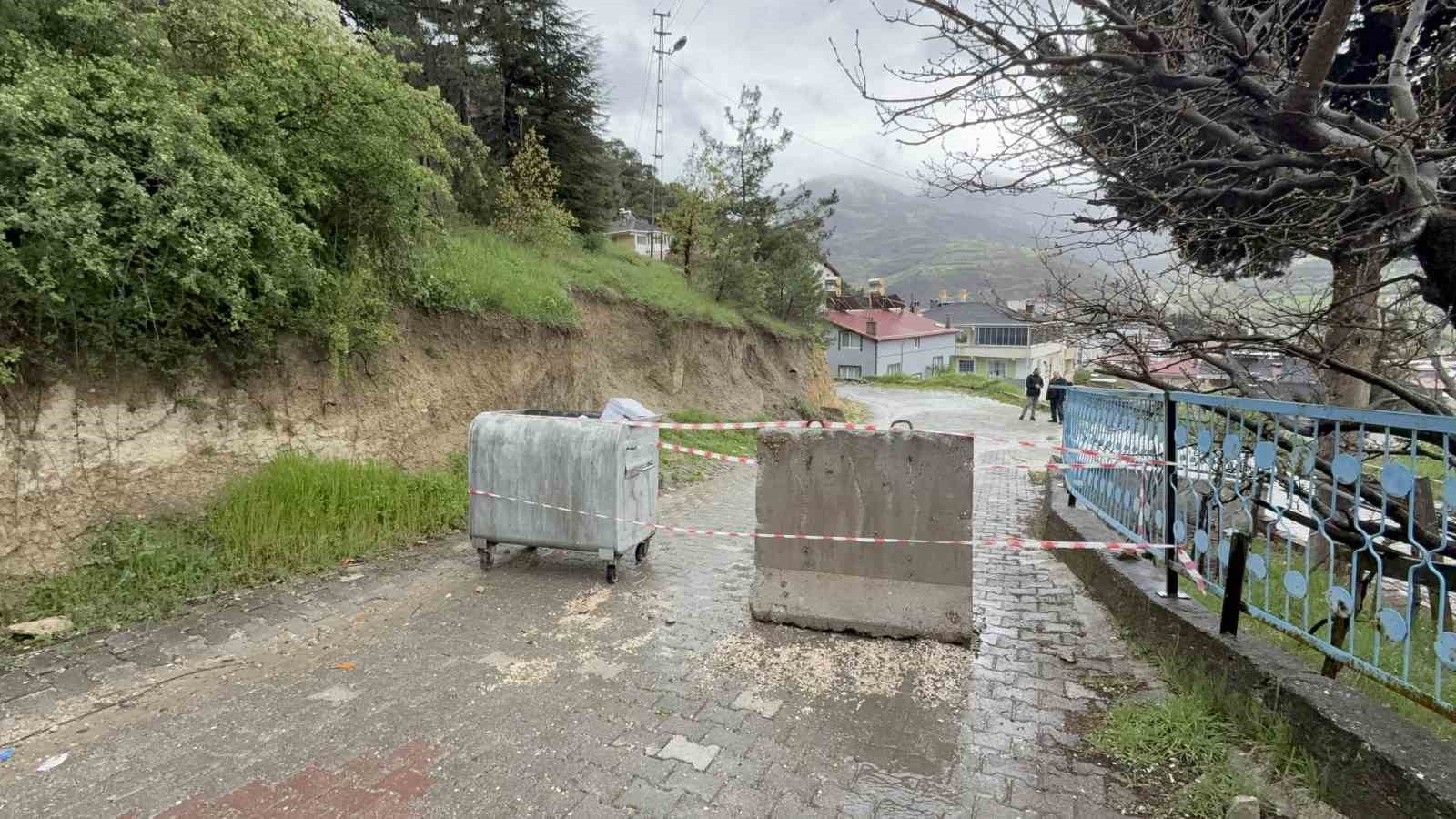tokatta toprak kaymasi nedeniyle 13 dairenin tahliye edildigi bolge dron ile goruntulendi 9 yrAD3O6E