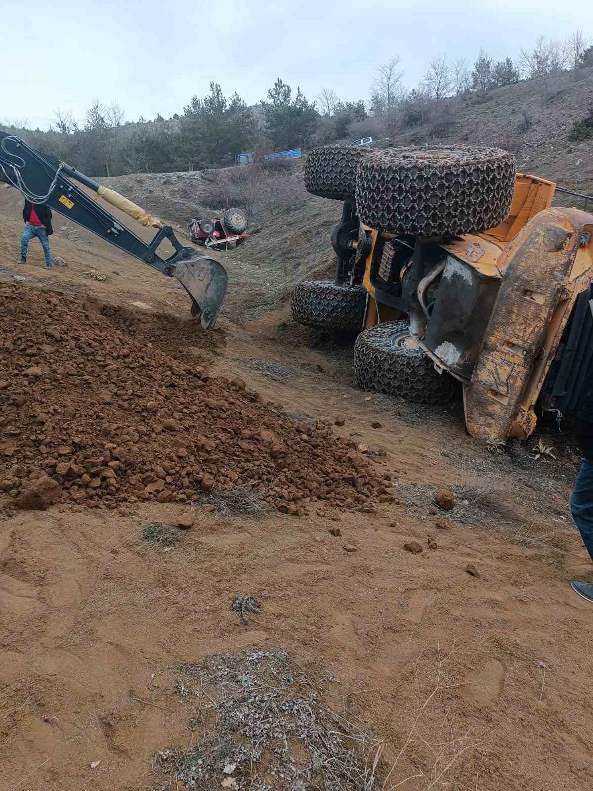 tokatta ucuruma yuvarlanan traktoru kurtarmaya giden kepce de devrildi 1 z58BP9JB