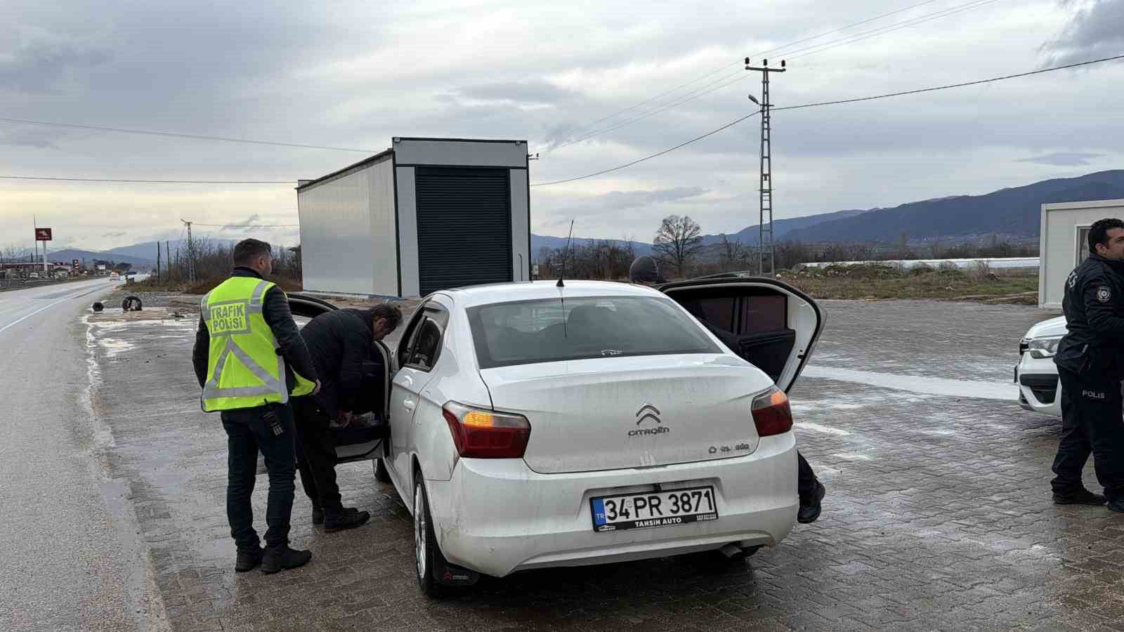 Tokat’ta uygulama noktasında bir araçta kaçak göçmen yakalandı 4 tokatta uygulama noktasinda bir aracta kacak gocmen yakalandi 0 pIRHMIiI