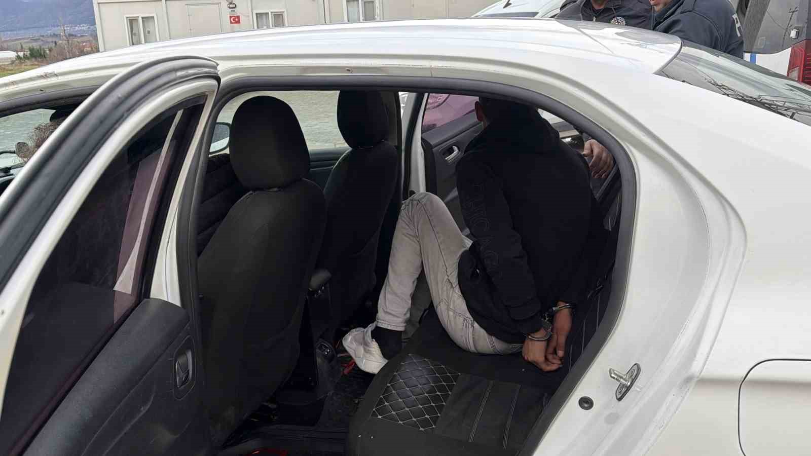 Tokat’ta uygulama noktasında bir araçta kaçak göçmen yakalandı 5 tokatta uygulama noktasinda bir aracta kacak gocmen yakalandi 1