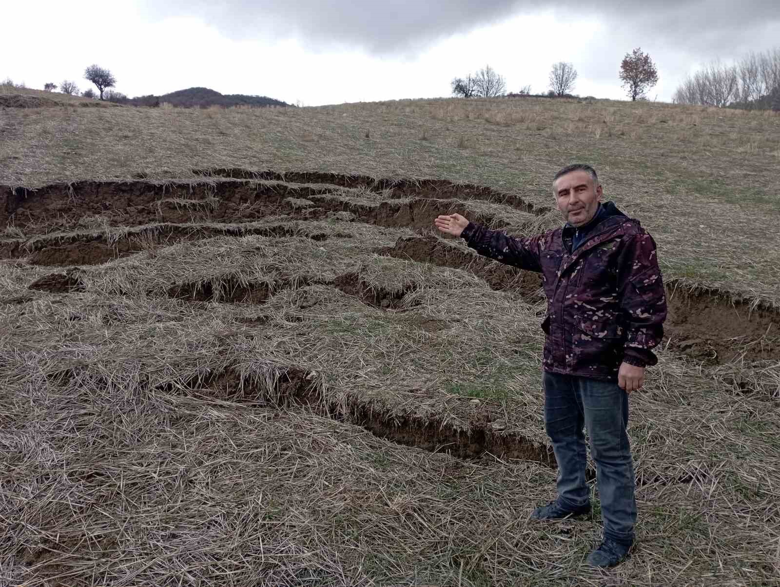 tokatta yagis sonrasi heyelan tarlayi kullanilamaz hale getirdi 0 5b4dHVQP