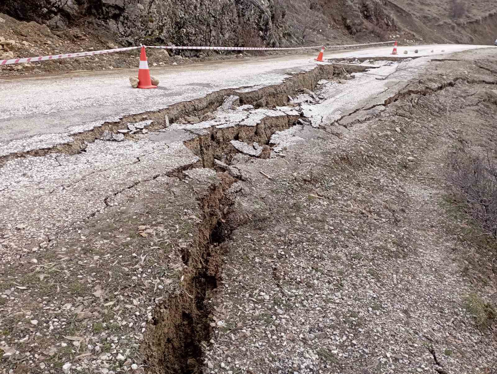 Tokat’ta yağışlar toprak kaymasına neden oldu 5 tokatta yagislar toprak kaymasina neden oldu 1 k1LkliR8