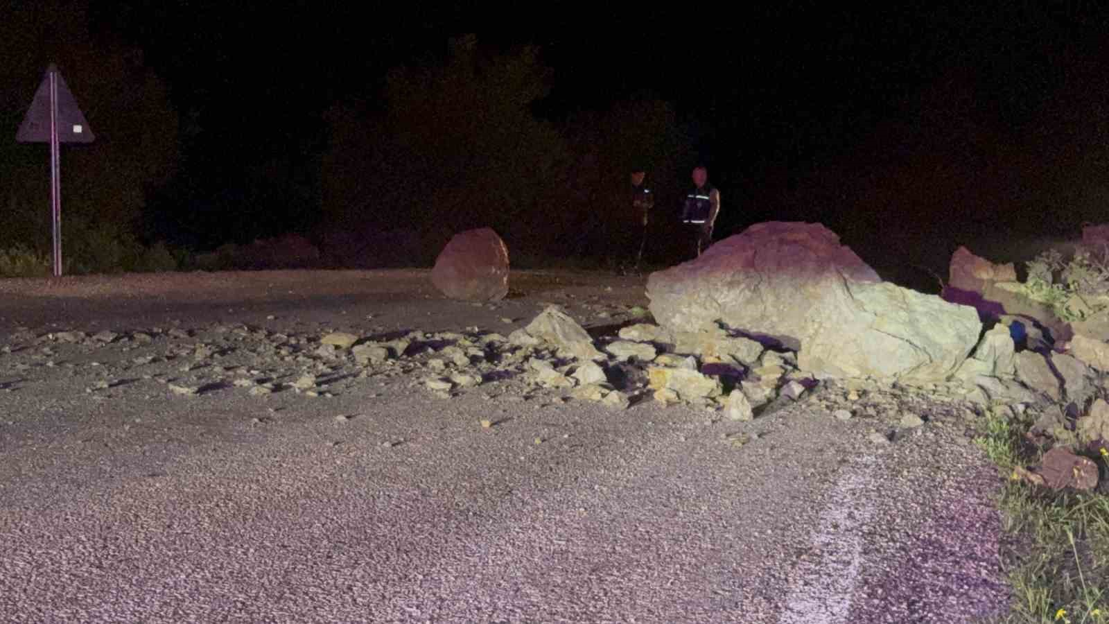 tokatta yamactan kopan kaya parcalari yola savruldu 1 UEvb8Qvz