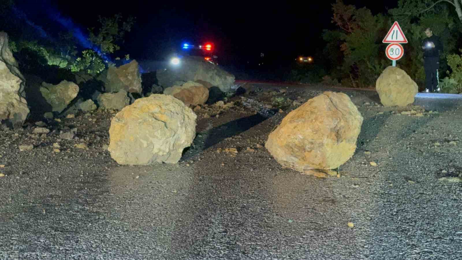 tokatta yamactan kopan kaya parcalari yola savruldu 2 N4hTVHhr
