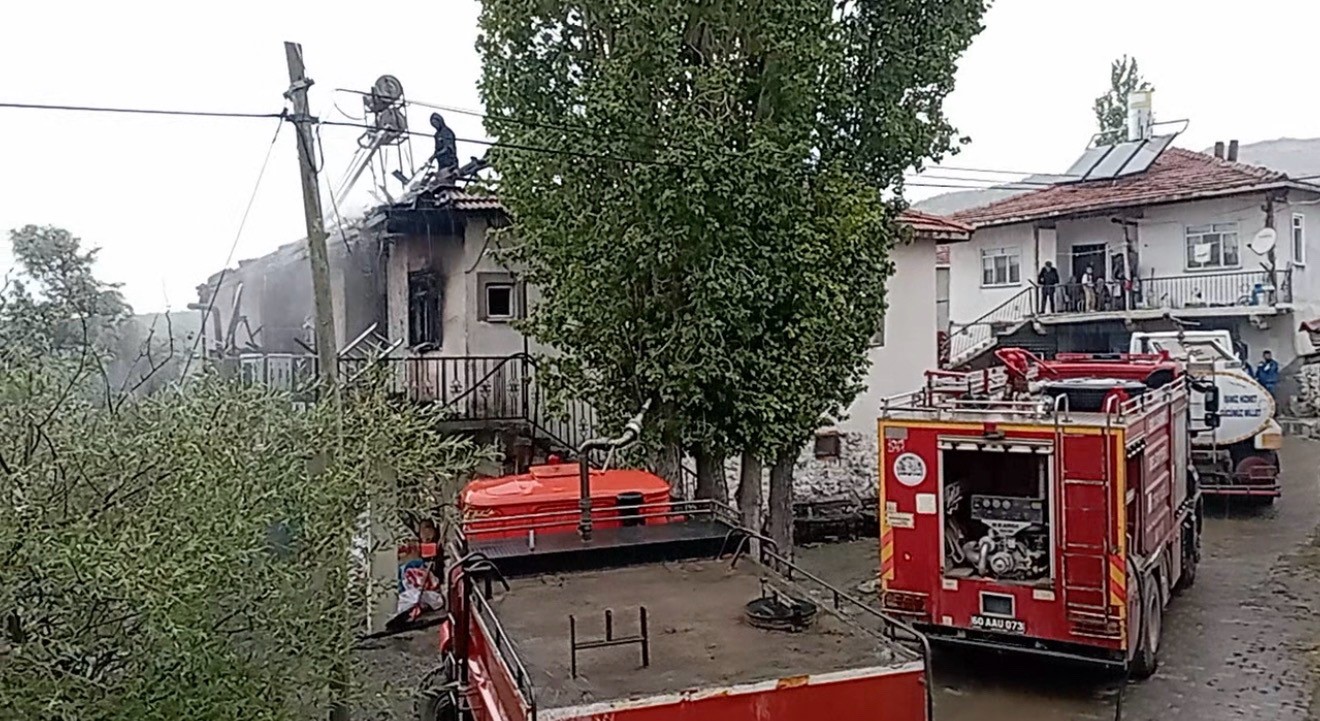 Tokat’ta yanan ev kullanılmaz hale geldi 5 tokatta yanan ev kullanilmaz hale geldi 1 Acr38aTr