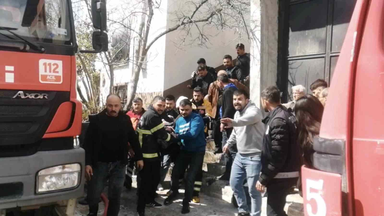 tokatta yangindan komsusunu kurtarmak isterken canindan oldu 1 Yibjgr8N