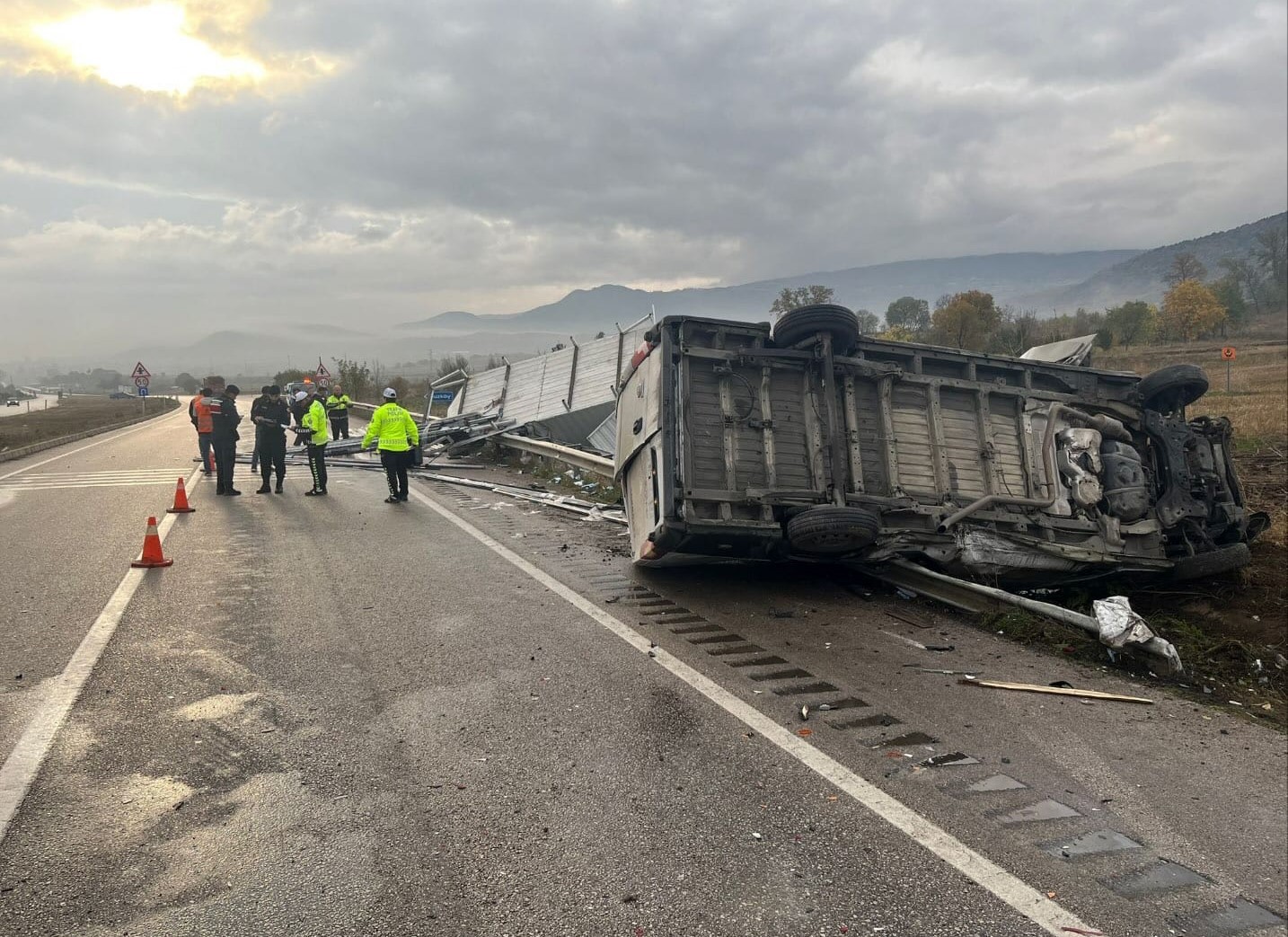 tokatta yapi malzemesi yuklu kamyonete carpan minibus surucusu yaralandi 1 qbOjNwSz
