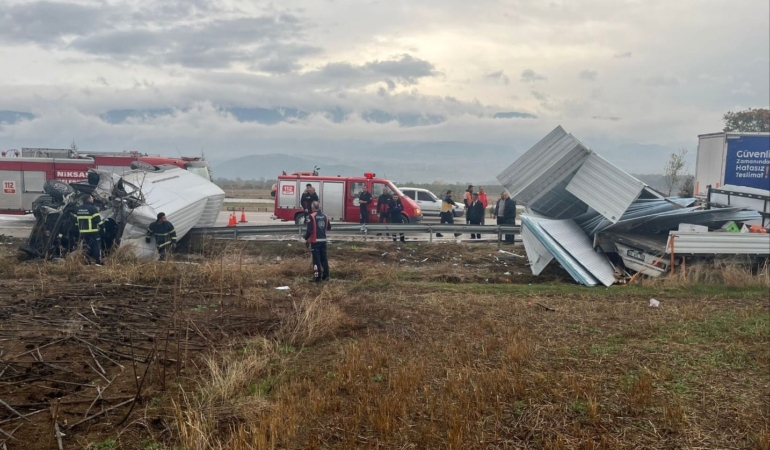 tokatta-yapi-malzemesi-yuklu-kamyonete-carpan-minibus-surucusu-yaralandi-tLM8Vszn.jpg