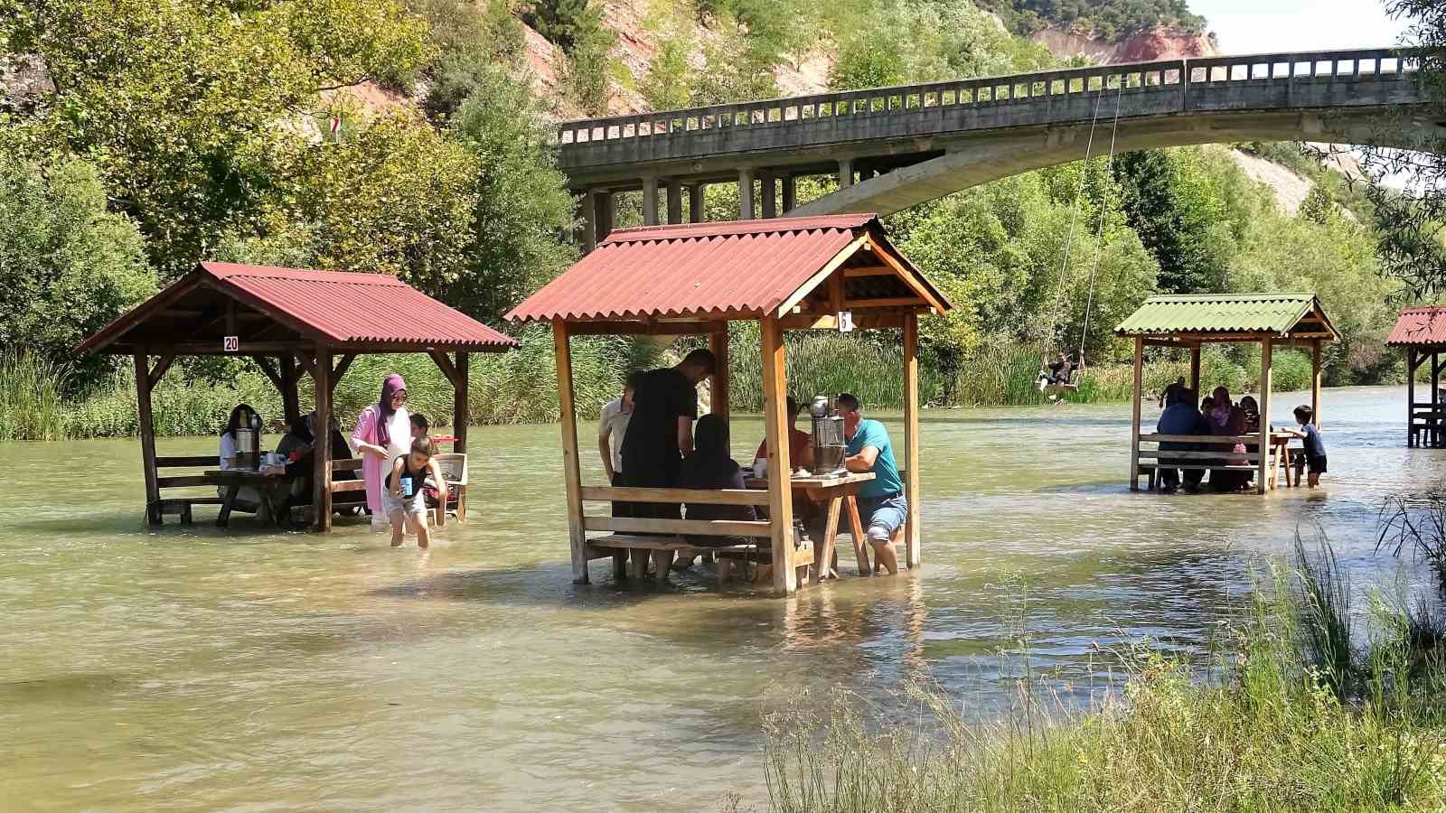 tokatta yazin serinleten kamelyalar sular altinda kaldi 4 8QiRP9Yc