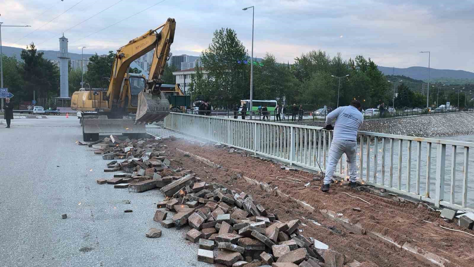tokatta yesilirmakin tasmasi sonucu sehir icin taskin riski olusturan cedas koprusunun yikimi icin tokat Eg4ZqLO6