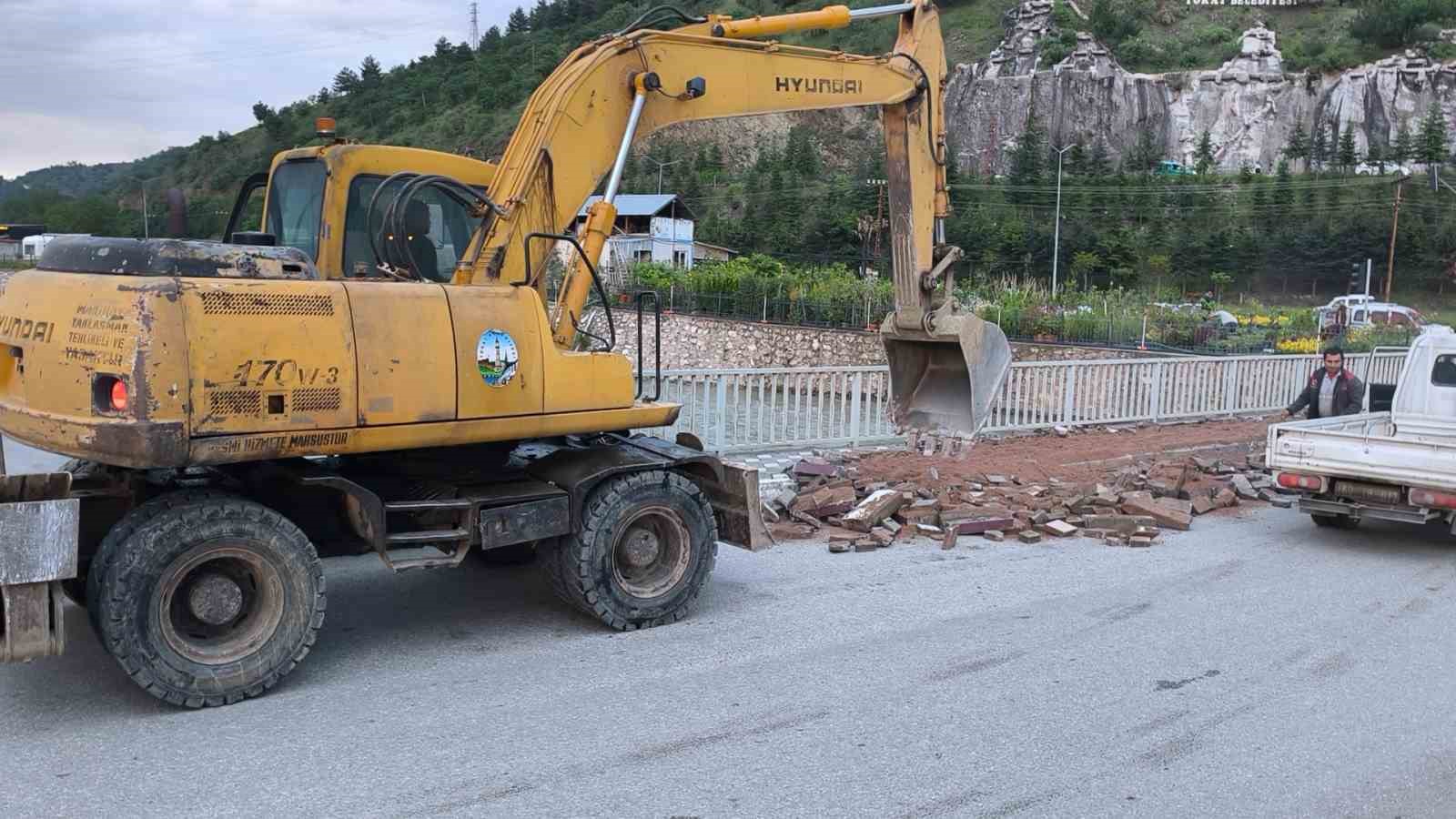 tokatta yesilirmakin tasmasi sonucu sehir icin taskin riski olusturan cedas koprusunun yikimi icin tokat
