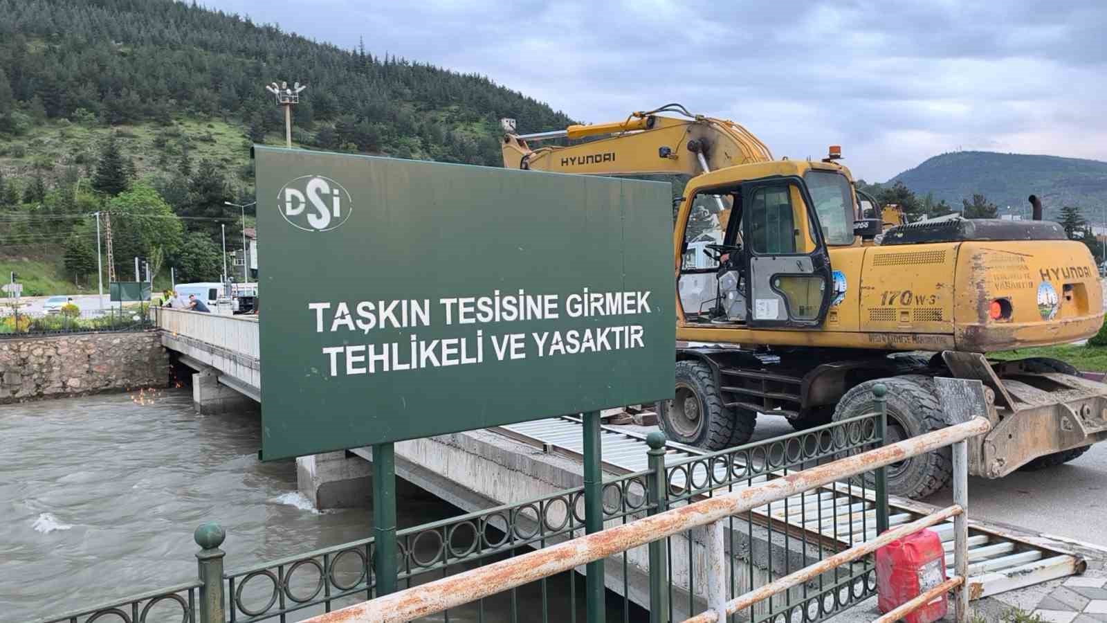tokatta yesilirmakin tasmasi sonucu sehir icin taskin riski olusturan cedas koprusunun yikimi icin tokat LRgQtNYu