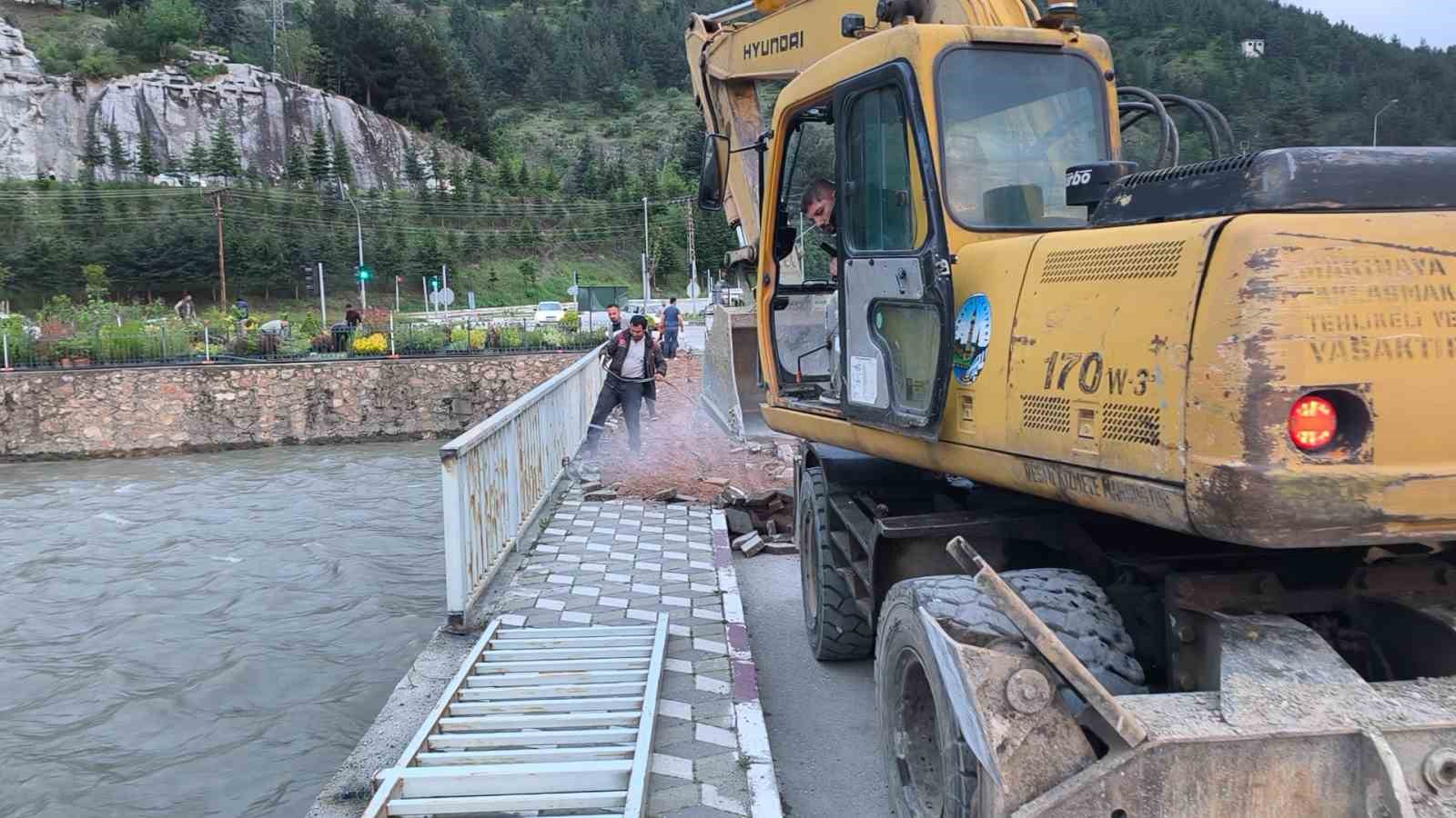tokatta yesilirmakin tasmasi sonucu sehir icin taskin riski olusturan cedas koprusunun yikimi icin tokat MCFvWEju