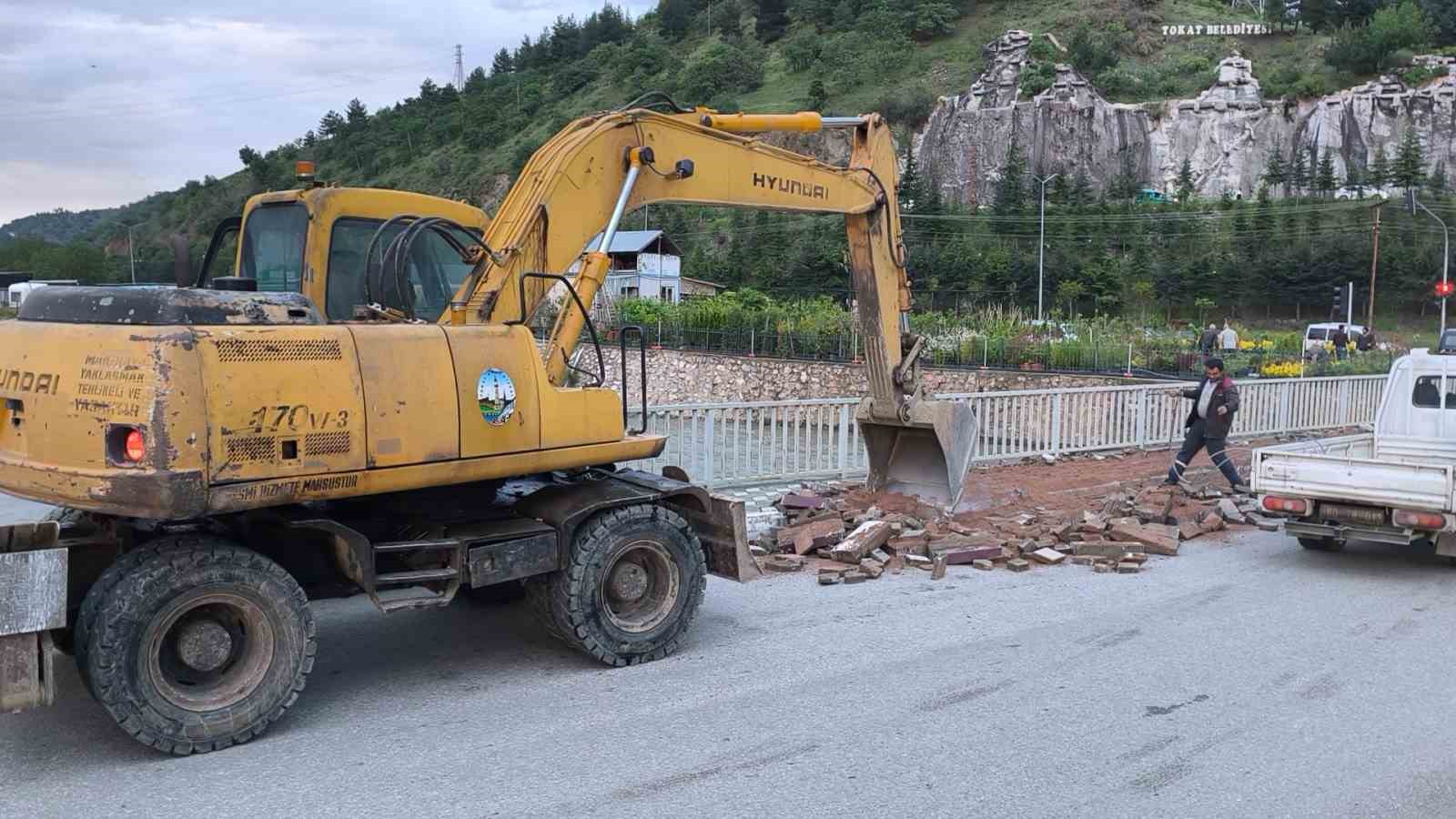 tokatta yesilirmakin tasmasi sonucu sehir icin taskin riski olusturan cedas koprusunun yikimi icin tokat UXF6l335