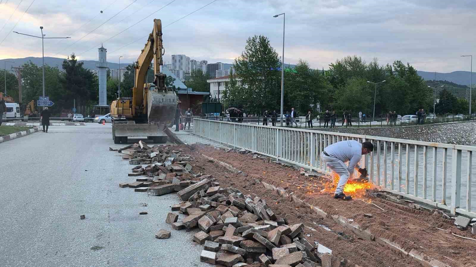 tokatta yesilirmakin tasmasi sonucu sehir icin taskin riski olusturan cedas koprusunun yikimi icin tokat VWSP3uwa