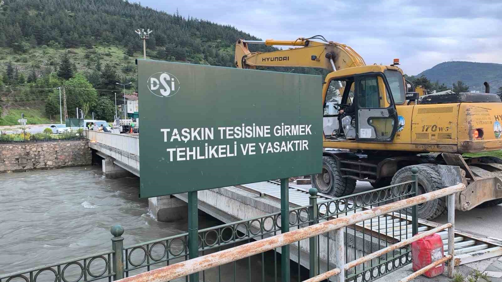 tokatta yesilirmakin tasmasi sonucu sehir icin taskin riski olusturan cedas koprusunun yikimi icin tokat Y4SX3Imj