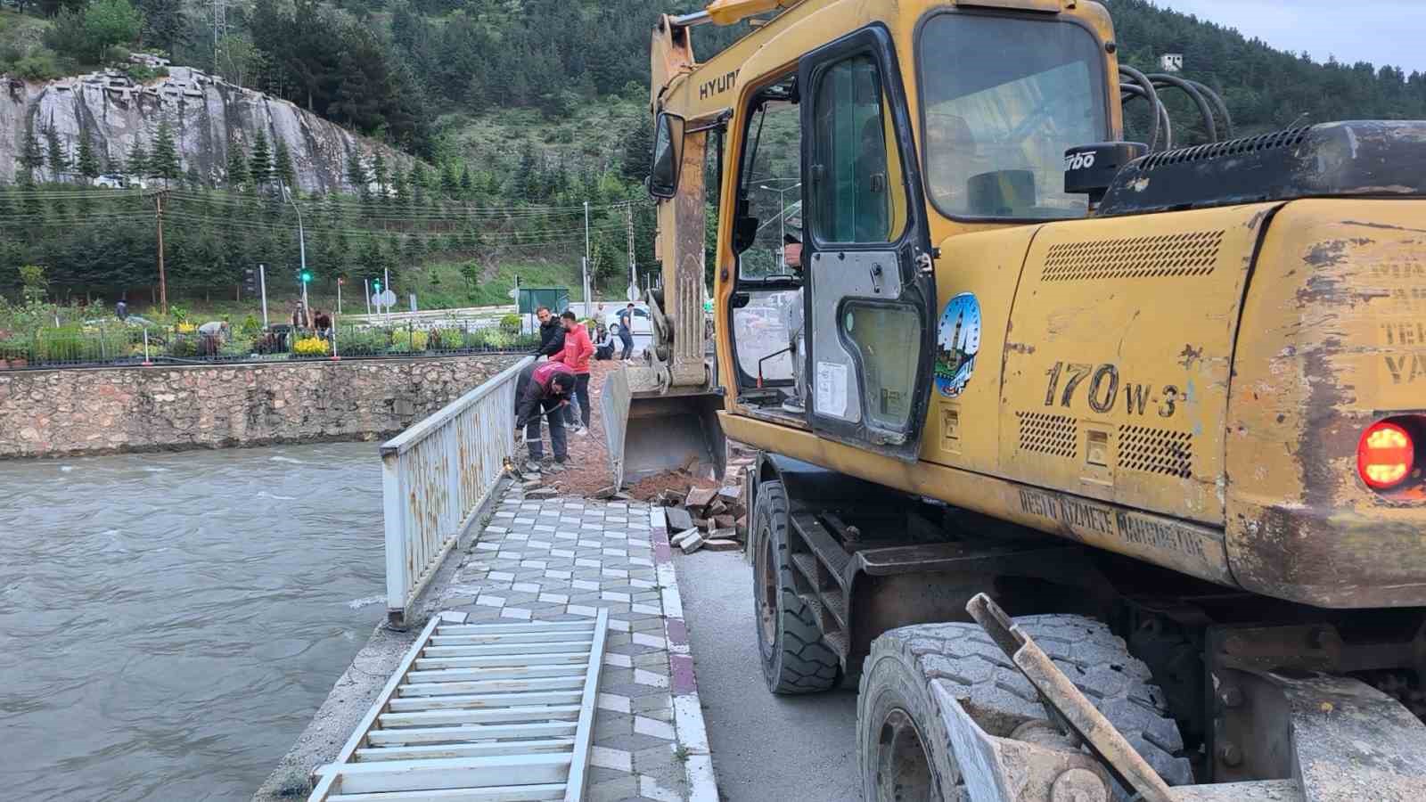tokatta yesilirmakin tasmasi sonucu sehir icin taskin riski olusturan cedas koprusunun yikimi icin tokat h9j2w5aU