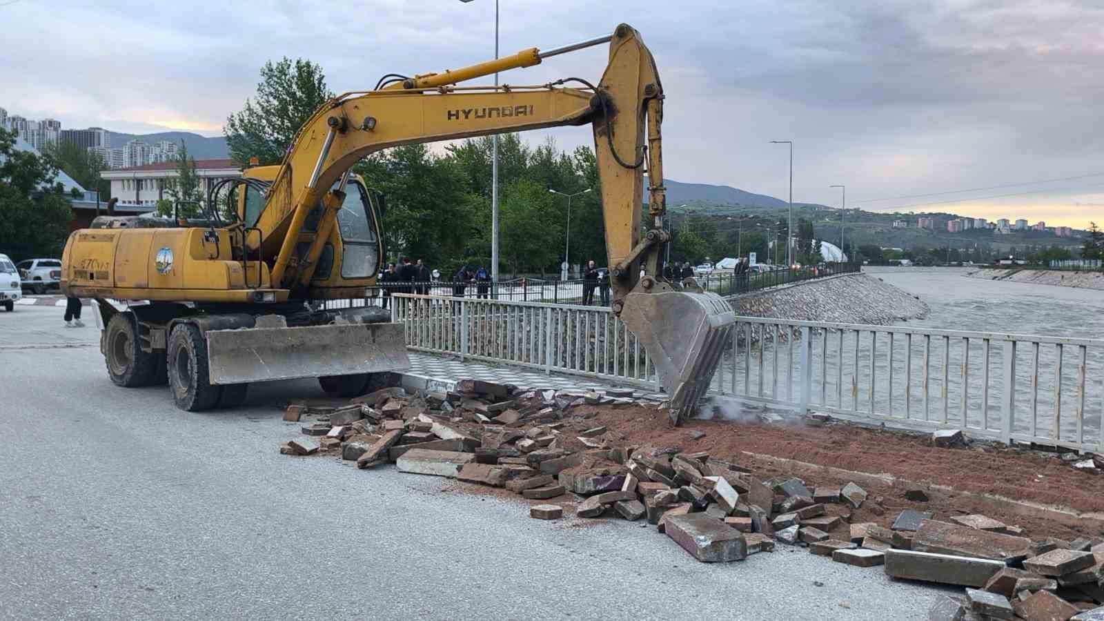 tokatta yesilirmakin tasmasi sonucu sehir icin taskin riski olusturan cedas koprusunun yikimi icin tokat meIOBN8u